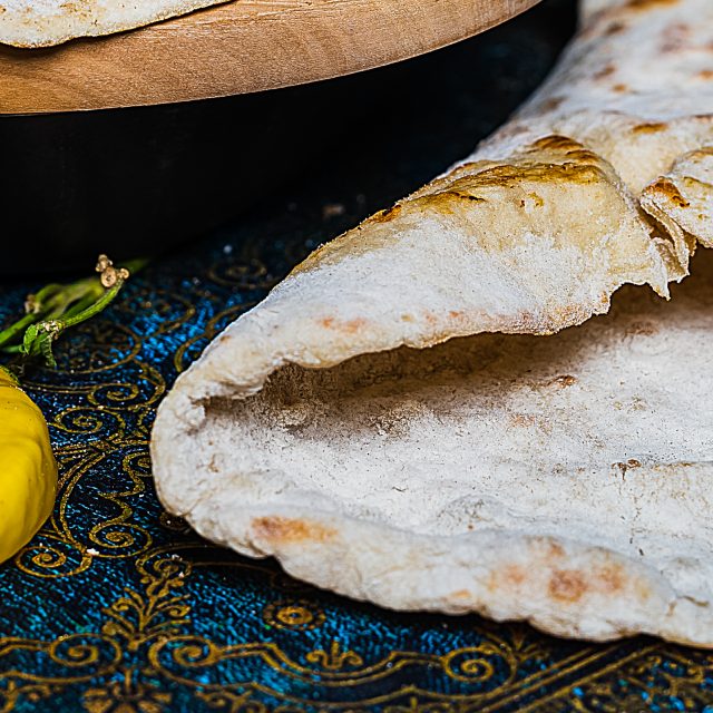 Indický chlieb s chimichurri a omáčkou z pečených paprík